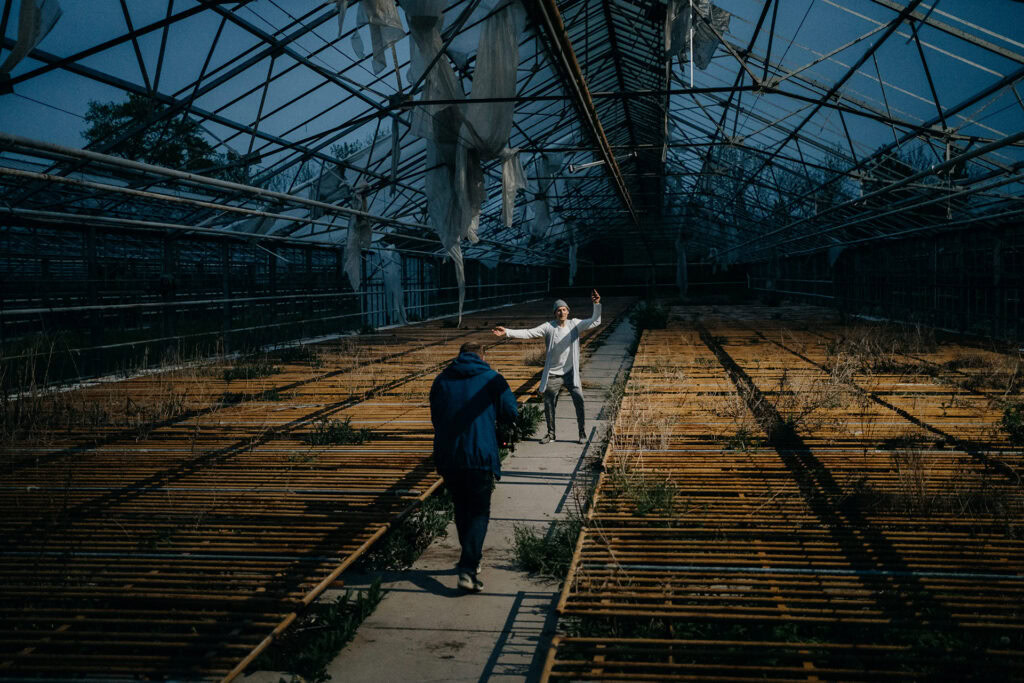 Filmproduktion in einem großen leerstehenden Gewächshaus