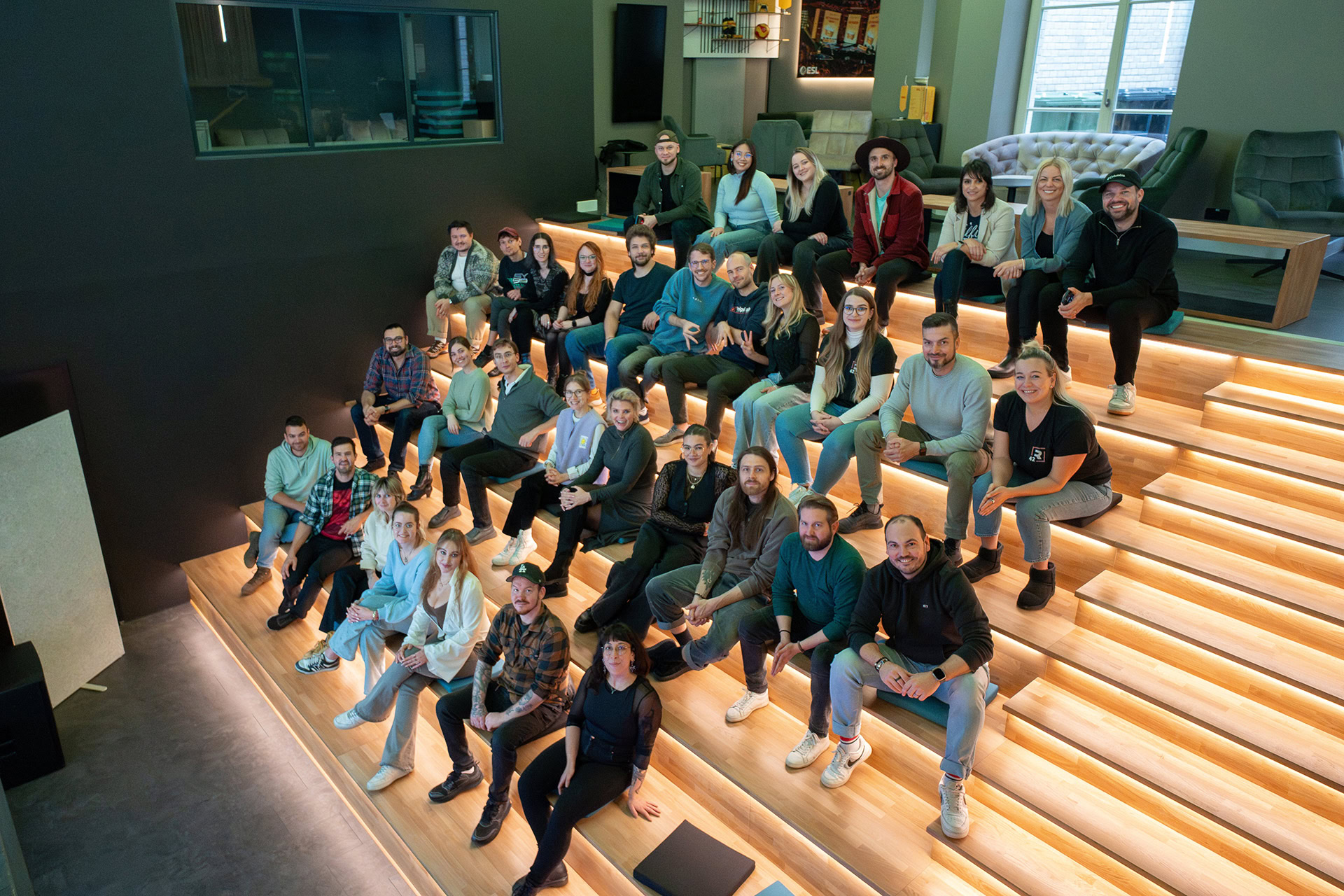 Das Team der Gecko One für Videoproduktion- und Marketing und der Gecko Two für Unternehmensberatung und Strategie zusammen in der Eventarena des R42 in Leipzig.